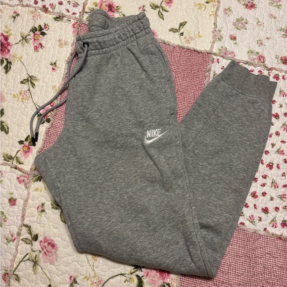 Nike sweatpants - Picture 1 of 5